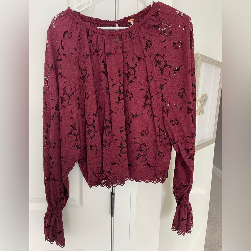 Beautiful like new Free People small lace blouse.